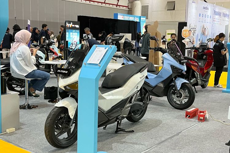 Booth Maka Motors di PEVS 2025