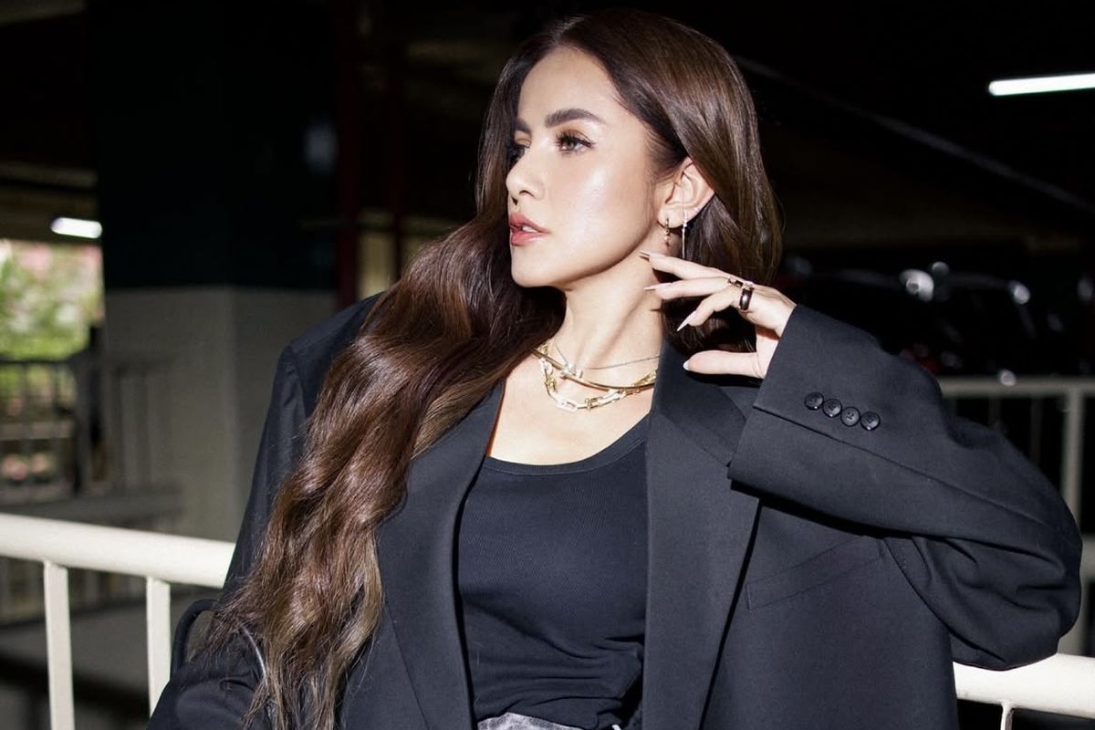 Olla Ramlan tengah pacaran dengan laki-laki lebih muda. Psikolog menjelaskan alasan fenomena perempuan yang pacaran dengan laki-laki lebih muda.