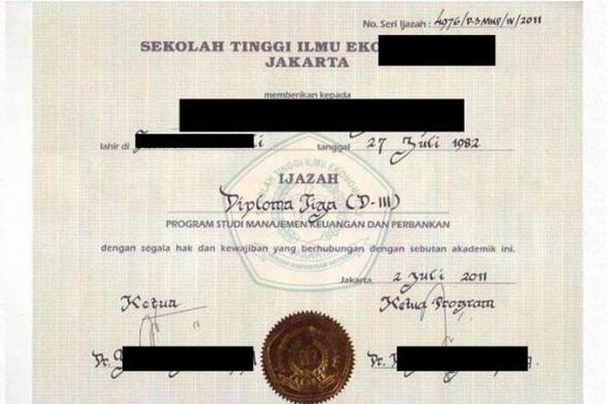 PT Mitra Consultant menampilkan contoh ijazah palsu yang pernah dibuat dan dijualnya lalu ditawarkan melalui internet.