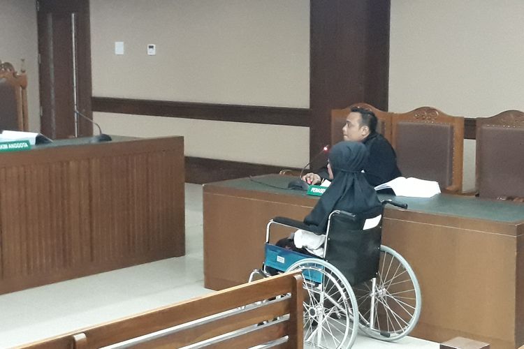Anggota DPRD Sumatera Utara Helmiati duduk di kursi roda saat menjalani sidang tuntutan jaksa di Pengadilan Tipikor Jakarta, Senin (13/5/2019). 