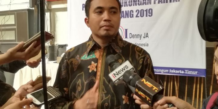 Peneliti LSI Denny JA, Adjie Alfaraby dalam rilis survei di kantornya, Jakarta, Rabu (12/9/2018).