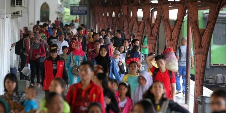 Pemudik dari Yogyakarta mulai berdatangan kembali ke Jakarta menggunakan Kereta Fajar Utama di Stasiun Senen, beberapa waktu lalu