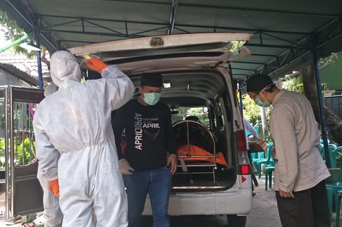 Pembawa Jenazah Suspek Virus Corona di Bekasi Kenakan Alat Pelindung Diri