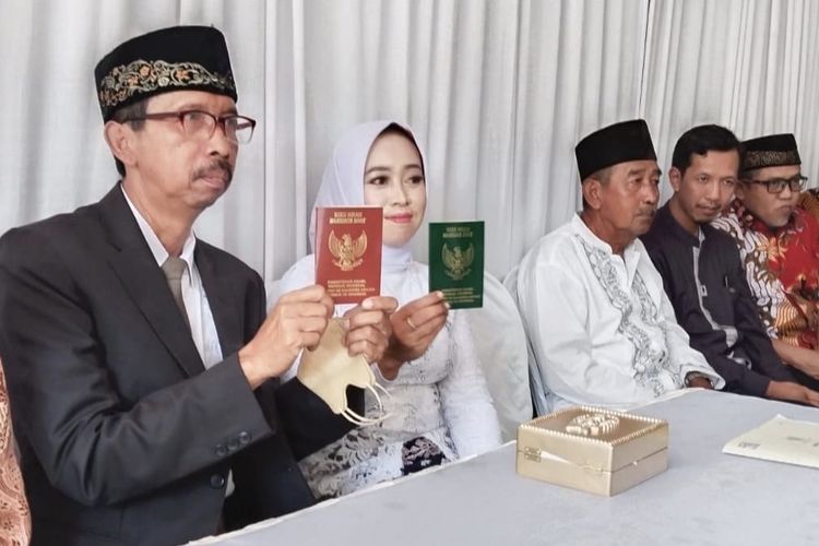 Adi Wiyono (58) asal warga Desa Junrejo, Kota Batu, Jawa Timur menikah dengan Dwi Juwita (40) pada Minggu (21/5/2023).