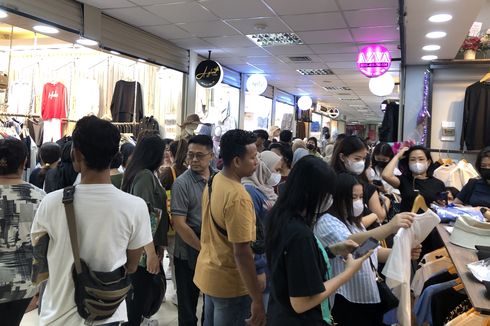 Banyak Orang Live Shopping di Little Bangkok, Kenapa?