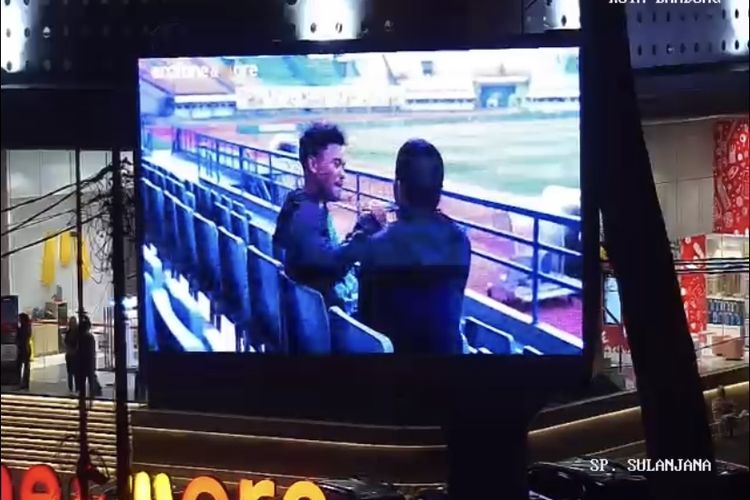 Persib Bandung mengumumkan Saddil Ramdani lewat media videptron di perempatan antara Jl Sulanja dn Jl Ir H Djuanda pada Rabu (11/6/2025). 