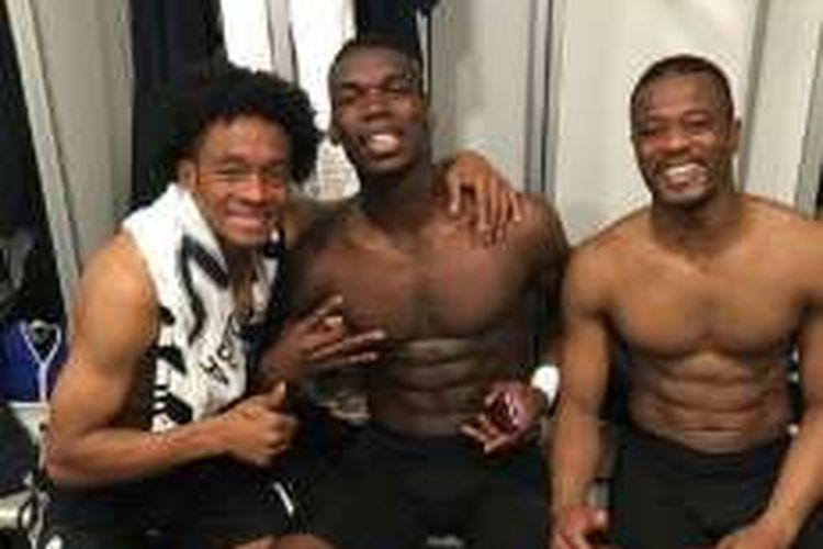 Sukacita Paul Pogba (tengah), Juan Cuadrado (kiri), dan Patrice Evra setelah Juventus mengalahkan AC Milan, Sabtu (9/4/2016) waktu setempat.