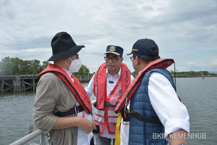 Menteri Perhubungan (Menhub) Budi Karya Sumadi meninjau calon lokasi pembangunan pelabuhan atau dermaga wisata dan bandara VVIP di Ibu Kota Nusantara (IKN), Jumat (20/1/2023).