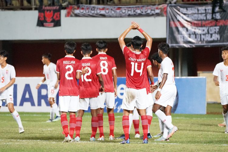 Beberapa pemain timnas U16 Indonesia usai laga lawan Myanmar pada semifinal Piala AFF U16 2022 di Stadion Maguwoharjo, Sleman.