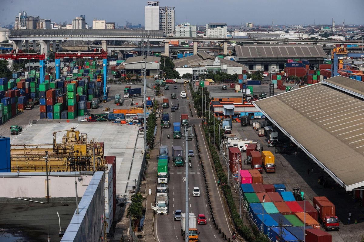 Aktivitas bongkar muat kontainer di Pelabuhan Tanjung Priok, Jakarta Utara, Senin (29/3/2021). Badan Pusat Statistik (BPS) melaporkan kinerja neraca perdagangan Indonesia mengalami surplus sebesar 2 miliar dollar AS. Untuk ekspor, realisasinya sebesar 15,27 miliar dollar AS atau tumbuh 8,56 persen (yoy). Sedangkan nilai impor realisasinya 13,26 miliar dollar AS atau tumbuh 14,86 persen. PDB adalah, apa itu PDB, definisi PDB.