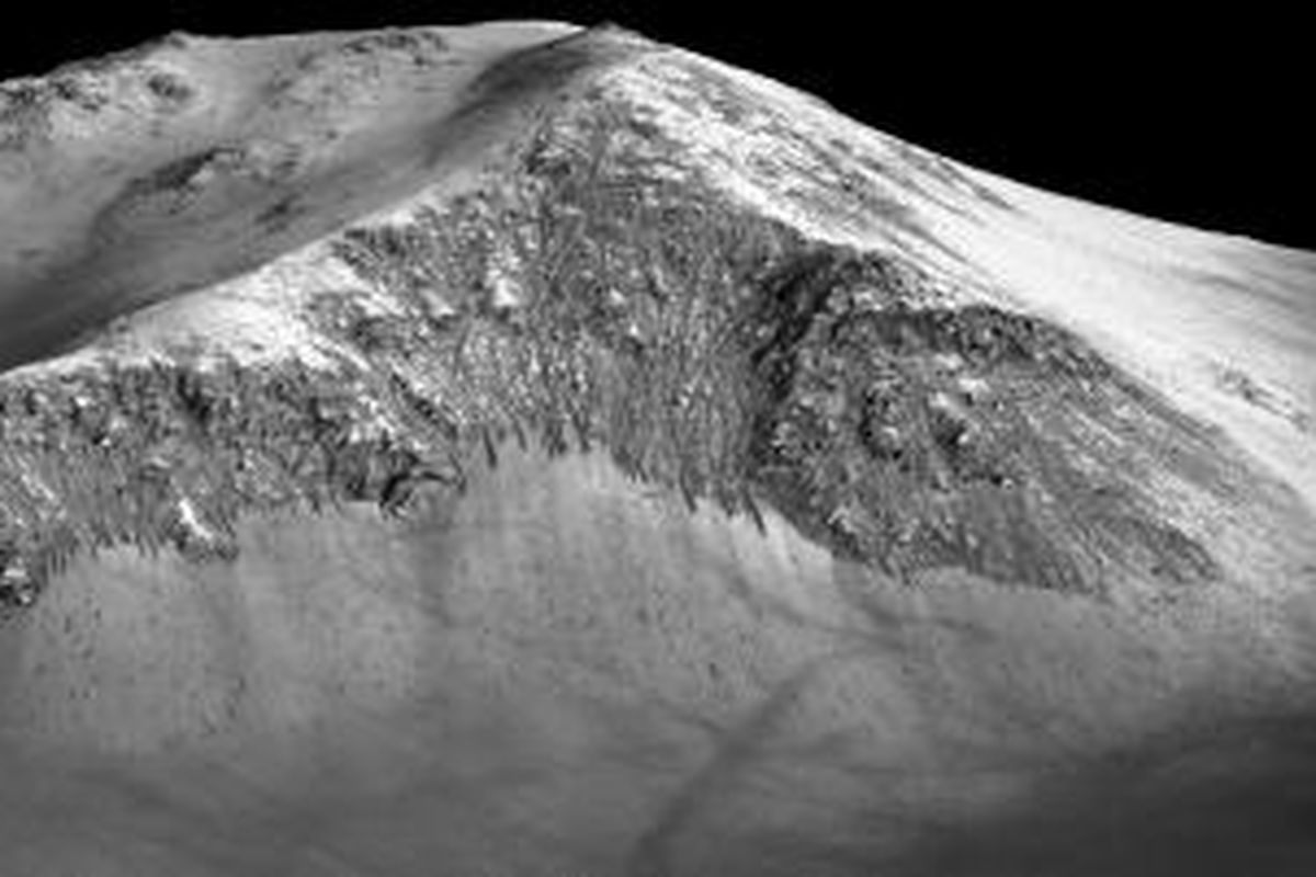 Pola garis gelap sepanjang 100 meter di Kawah Horowitz yang menjadi petunjuk keberadaan air mengalir di Mars saat ini. 