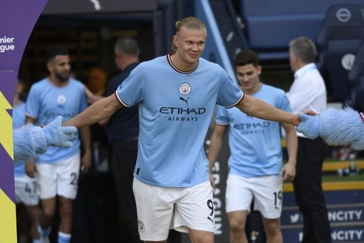 Penyerang Manchester City, Erling Haaland, saat hendak merayakan gelar juara Liga Inggris musim 2022-2023 bersama rekan-rekannya di Stadion Etihad, Manchester, pada Minggu (21/5/2023) malam WIB. Terbaru, Erling Haaland dinobatkan sebagai Pemain Terbaik PFA 2023.