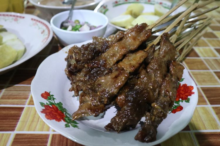 Sate sapi yang di marinate bumbu rempah bercampur gula aren khas di Sate Pak Kempleng bu Hartini, Ungaran, Kabupaten Semarang, Jumat (20/7/2018).