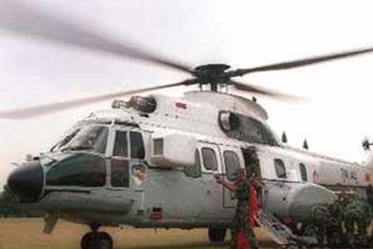 Helikopter Kepresidenan Super Puma saat melakukan latihan evakuasi presiden di halaman belakang Gedung MPR/DPR, Senayan, 30 Juli 2002.