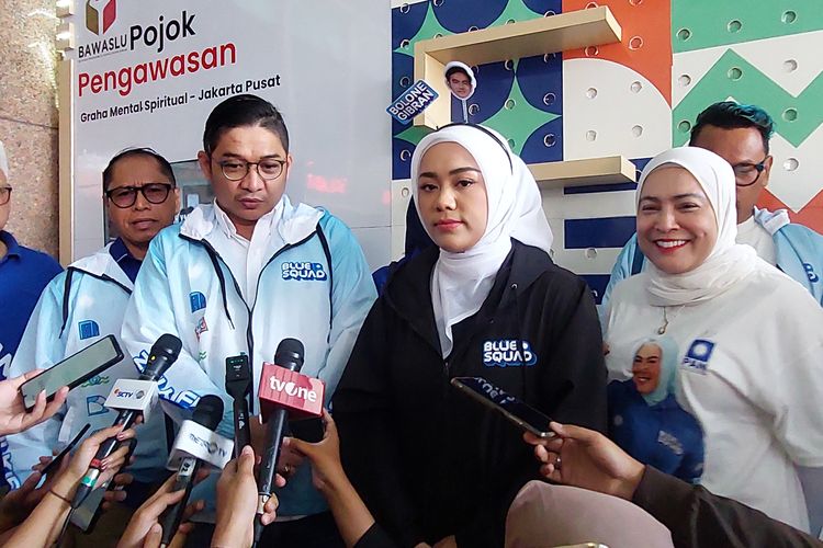Ketua DPP PAN Zita Anjani, Pasha Ungu, dan Uya Kuya saat mendatangi kantor Bawaslu Jakarta Pusat untuk diperiksa soal kasus Gibran bagikan susu di CFD Jakarta, Kamis (21/12/2023).