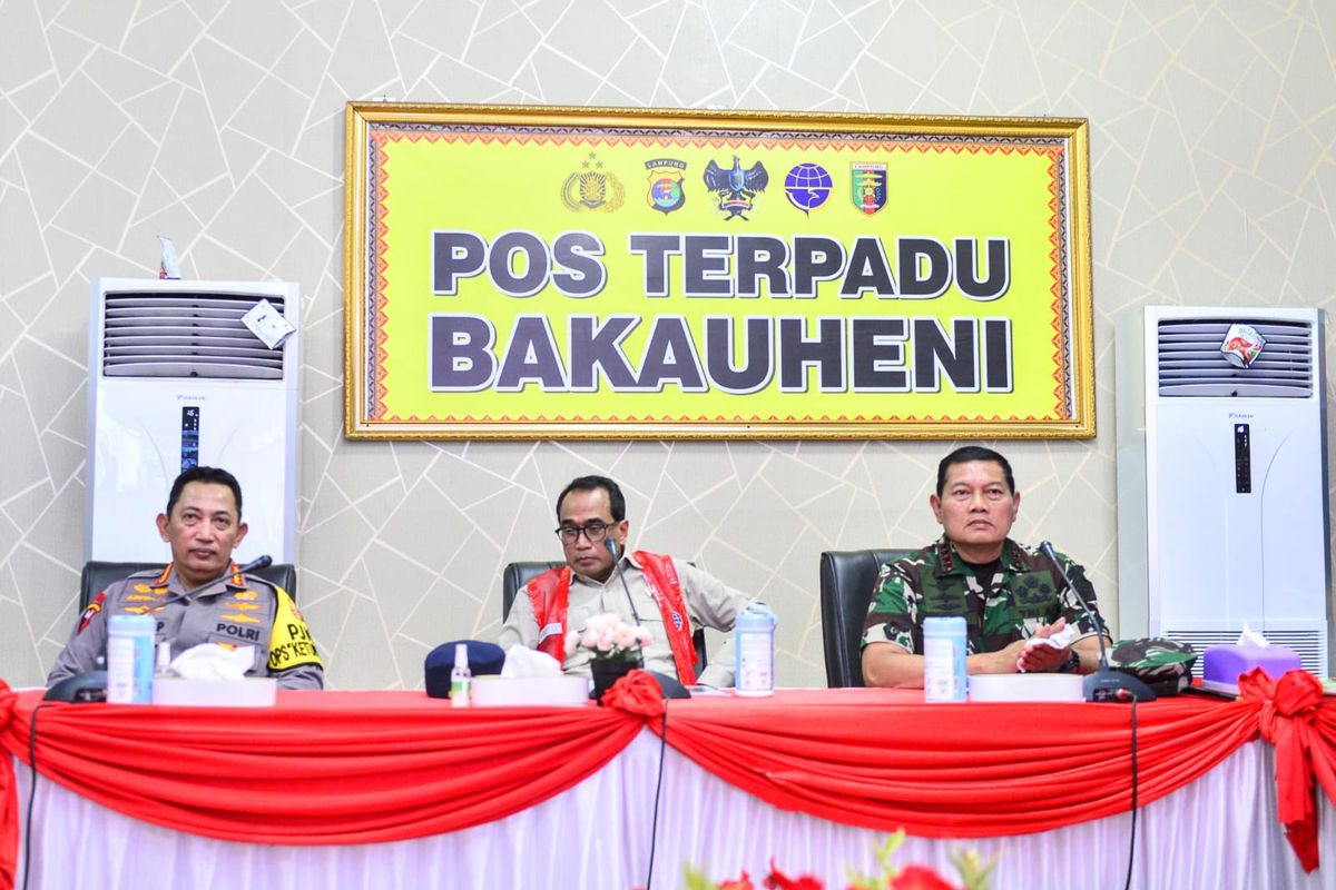 Kapolri Jenderal Listyo Sigit Prabowo, Menteri Perhubungan Budi Karya Sumadi, dan Panglima TNI Laksamana Yudo Margono meninjau pelayanan dan pengamanan arus mudik di Pelabuhan Bakauheni, Lampung, Kamis (20/4/2023).