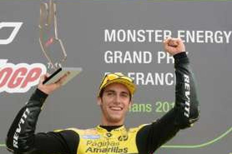 Pebalap Moto2 asal Spanyol, Alex Rins, merayakan kemenangannya di atas podium Sirkuit Le Mans setelah finis di urutan pertama pada GP Perancis, Minggu (8/5/2016).