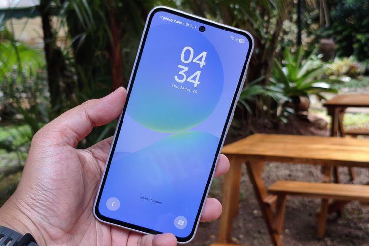 Tampilan layar depan Samsung Galaxy A36 dengan panel Super AMOLED 6,7 inci, resolusi Full HD Plus, dan refresh rate 120 Hz.
