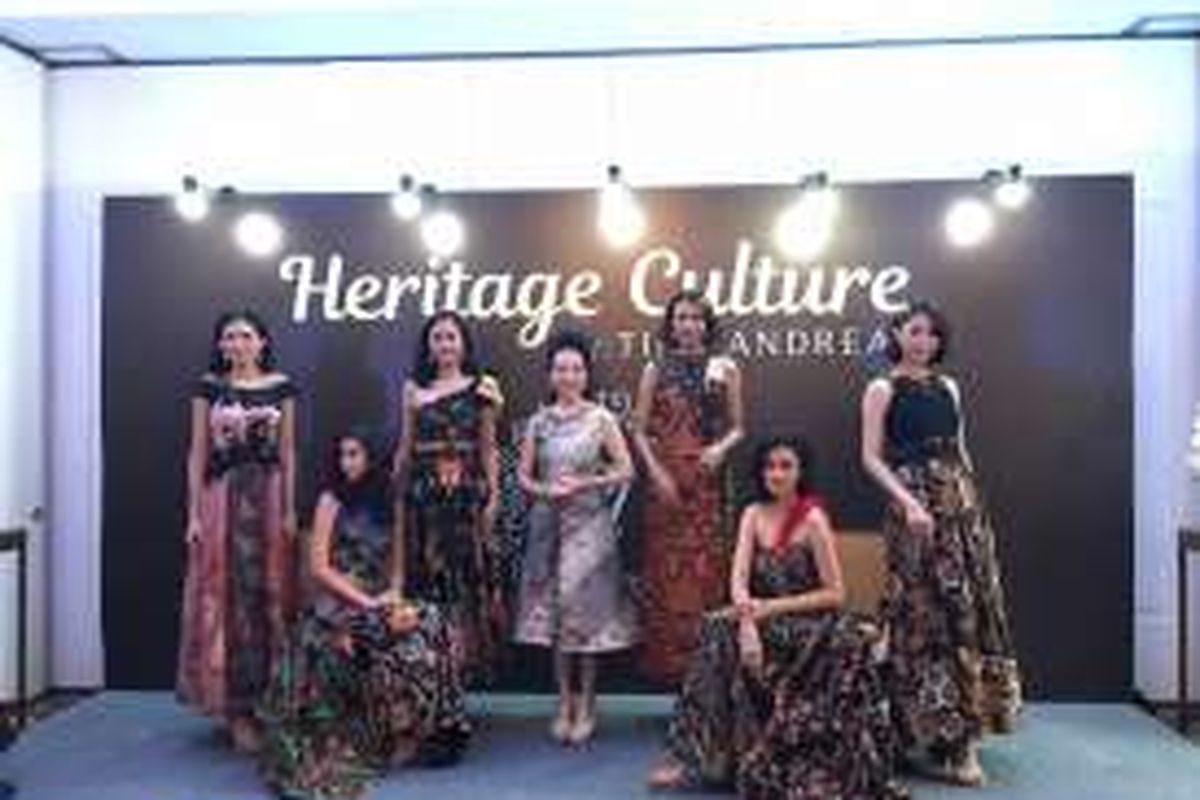 Pergaan busana koleksi terbaru dari label Heritage Culture by Tina Andrean di Hotel Hermitage Jakarta, Senin (16/1/2017).