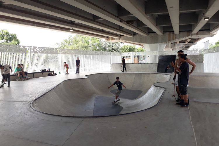 Tampak skaters asyik bermain di Skatepark kolong Flyover Pasar Rebo, Jakarta Timur, Rabu (15/1/2020).