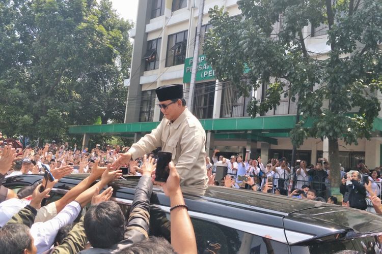 Calon presiden nomor urut 02 Prabowo Subianto bertemu dengan Dewan Pimpinan Pusat (PP) Persatuan Islam (Persis) di Jalan Perintis Kemerdekaan, Bandung, Jumat (8/3/2019).  Pantauan Kompas.com, Prabowo tiba di kantor PP Persis sekitar pukul 10.50 WIB dengan menggunakan mobil Toyota Alphard berwarna hitam.  Ia berdiri melalui atap mobil yang terbuka untuk bersalaman dengan ratusan masyarakat pendukung yang menunggunya.