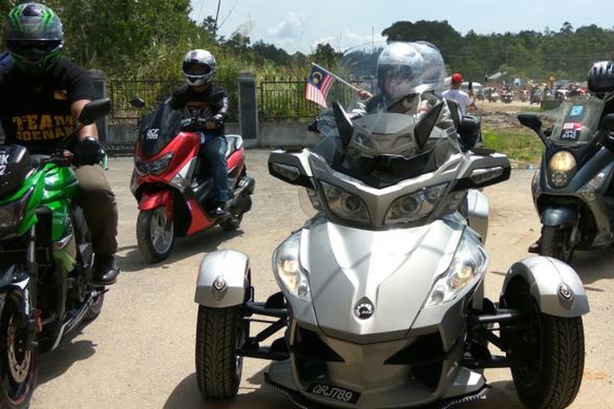 Rombongan pengendara motor gede (Moge) dari Sarawak yang datang menghadiri pembukaan Festival Wonderful Indonesia di Aruk, Kecamatan Sajingan Besar, Kabupaten Sambas, Kalimantan Barat, Sabtu (17/9/2016).