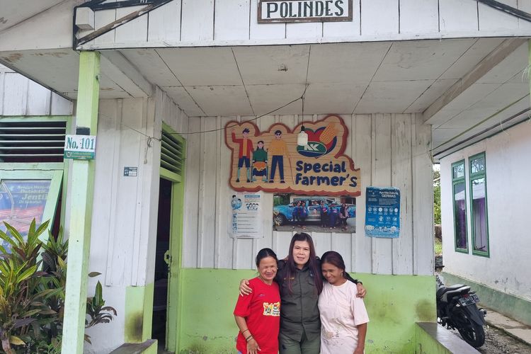 Bidan Desa Rompo Yulla Martha Yanti Tombo (tengah) berfoto bersama dua penyandang disabilitas di Poskesdes Rompo, Kecamatan Lore Lindu, Kabupaten Poso, Sulawesi Tengah, Minggu (2/6/2024)