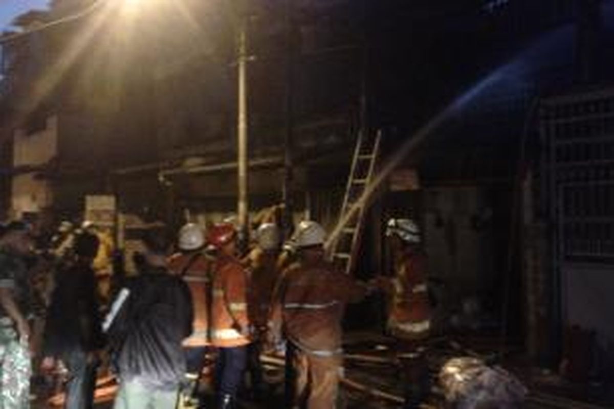 Kebakaran melanda ruko konveksi dan rumah milik warga di Jalan Sawah Lio IV Raya RT 02/05 Jembatan Lima, Tambora, Jakarta Barat, Senin (14/7/2014).