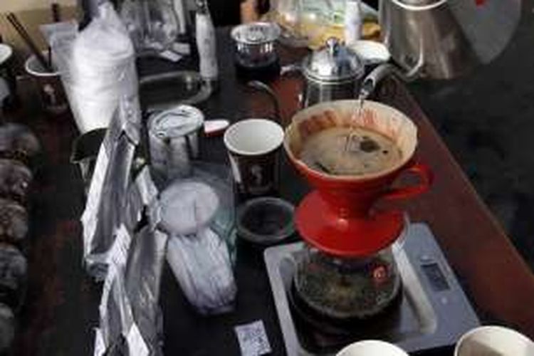 Racikan kopi espresso dengan teknik pourover dalam Kawanua Menyeduh yang dihelat beberapa kedai kopi di Manado, Sulawesi Utara, Minggu (6/3/2016).