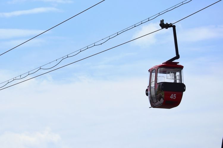 Kereta gantung atau gondola di TMII, Jakarta Timur, yang diambil pada Maret 2023. 