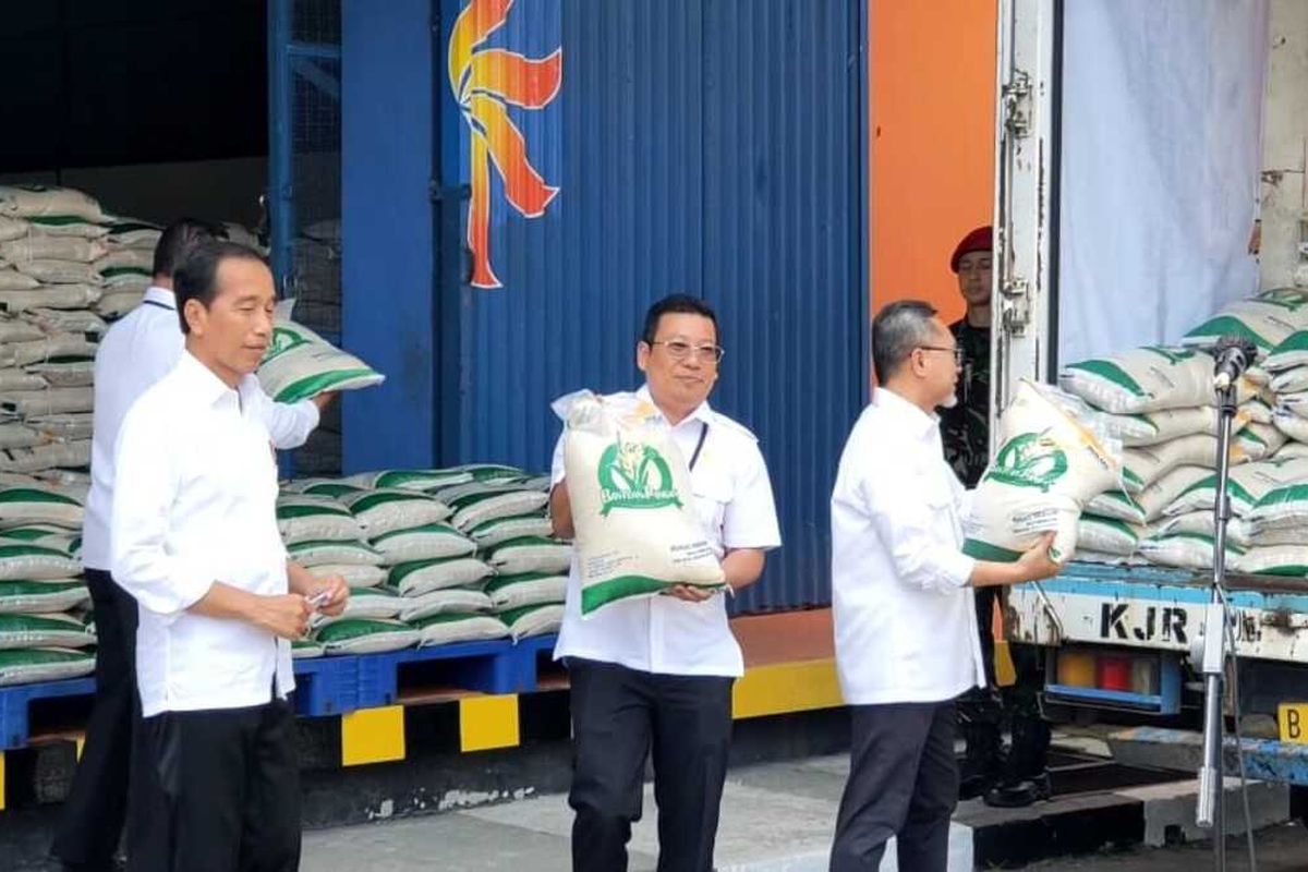 Presiden Joko Widodo (Jokowi) menyalurkan bantuan sosial (bansos) ribuan ton beras di Gudang Bulog, Kecamatan Kartasura, Kabupaten Sukoharjo, Jawa Tengah, pada Senin (10/4/2023).