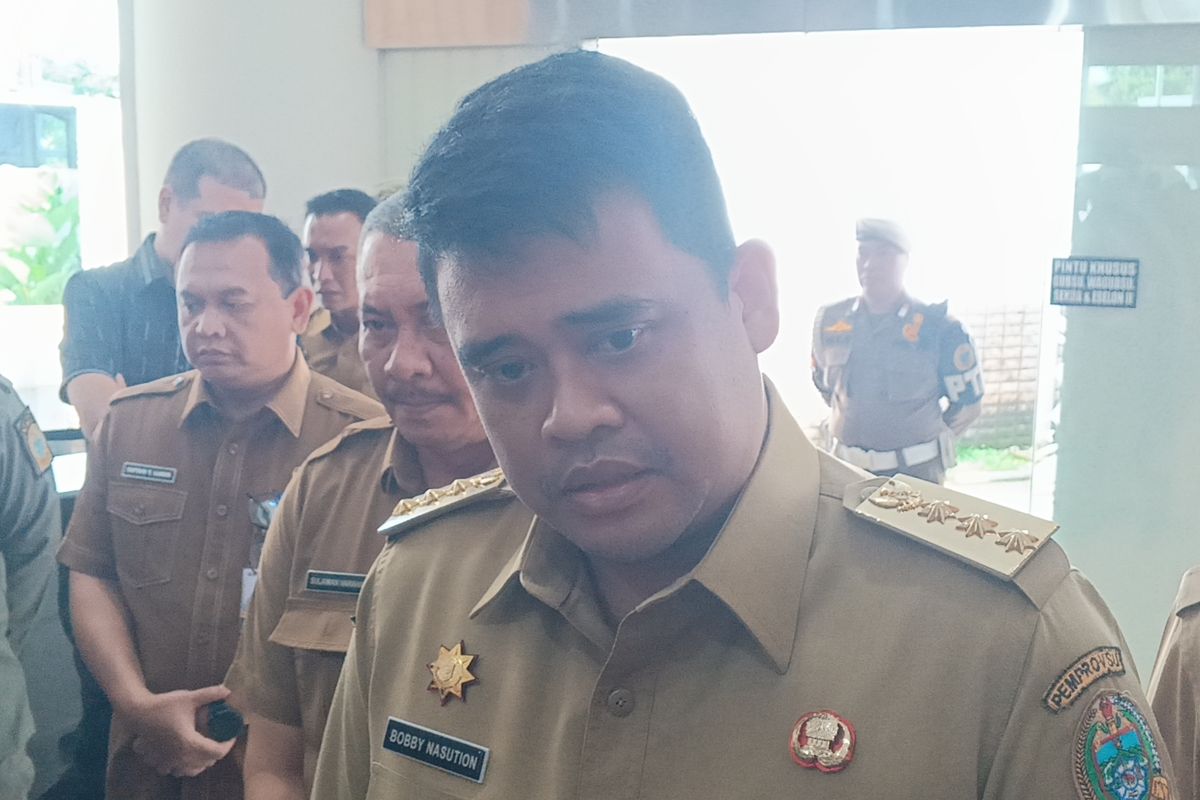 Gubernur Sumatera Utara, Bobby Nasution saat diwawancarai wartawan di Kantor Gubernur Sumut, Senin (30/6/2025)