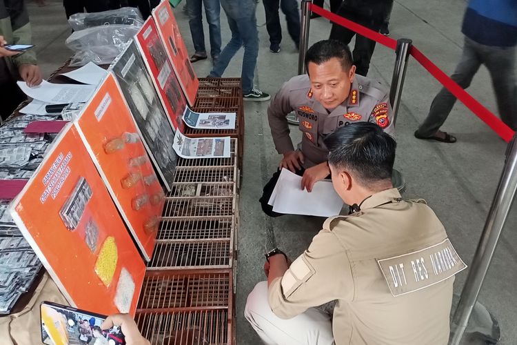 Jajaran Satresnarkoba Polresta Bandung berhasil mengamankan tiga orang pelaku dari Komunitas Merpati Kontes yang gunakan ganja sebagai pakan agar menjuarai kompetisi. Polisi juga mengamankan 20 ekor merpati dan ganja sebanyak 3 Kilogram.