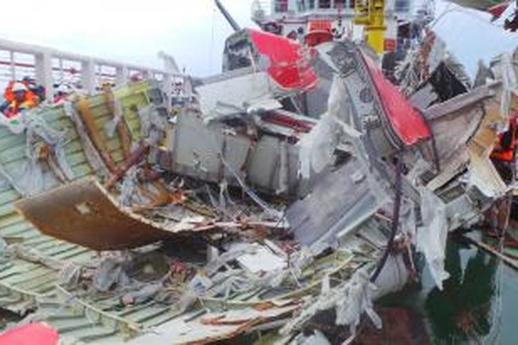 Ekor pesawat AirAsia QZ8501 telah diangkat ke kapal Crest Onyx di Selat Karimata, Pangkalan Bun, Kalimantan Tengah, Sabtu (10/1/2015).