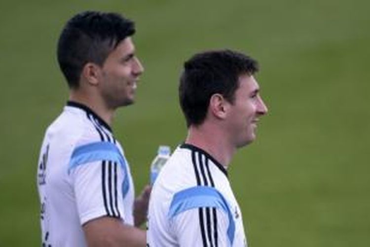 Dua striker tim nasional Argentina, Sergio Aguero (kiri) dan Lionel Messi (kanan).