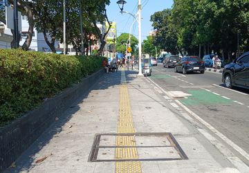 Mengapa Guiding Block pada Trotoar Pakai Warna Kuning?