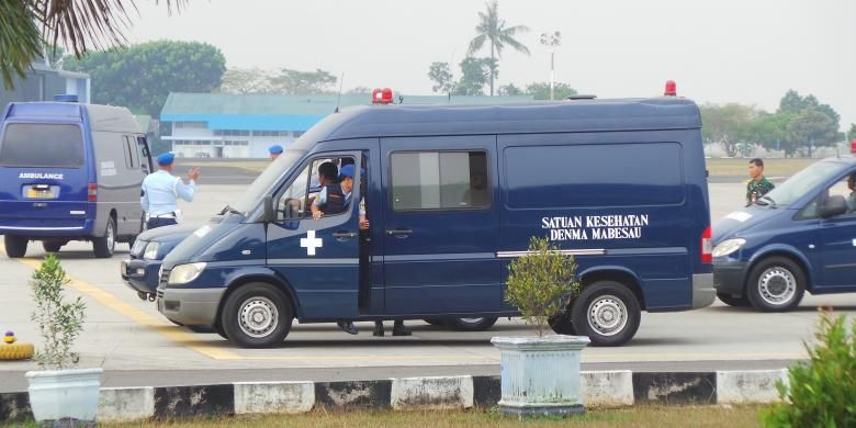 Mobil jenazah ambulance tiba di Lanud Halim Perdanakusuma. Kendaraan ini disiapkan untuk mengangkut jenazah korban jatuhnya Hercules di Medan. Rabu (1/7/2015).