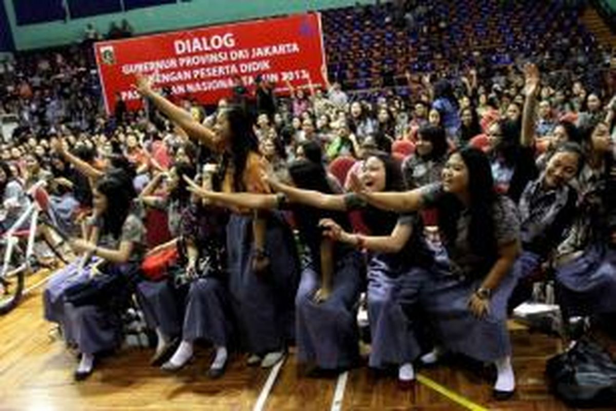 Siswa SMA 6 dan SMA 70 Jakarta Selatan menghadiri pertemuan dengan Gubernur DKI Jakarta, Joko Widodo, usai Ujian Nasional di GOR Bulungan, Kamis (18/4/2013).