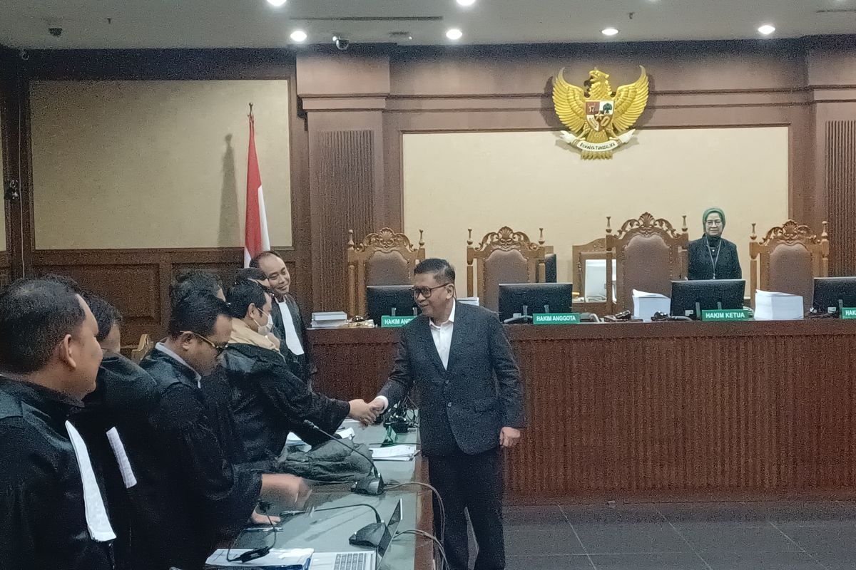 Sekretaris Jenderal (Sekjen) PDI-P, Hasto Kristiyanto menyalami jaksa penuntut umum Komisi Pemberantasan Korupsi (KPK) usai situntut 7 tahun penjara di Pengadilan Tipikor Jakarta Pusat, Kamis (3/7/2025).