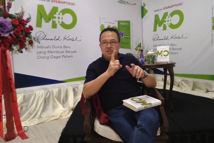 Akademisi dan praktisi Bisnis Rhenald Kasali dalam konferensi pers peluncuran buku #MO di Jatiwarna, Bekasi, Selasa (13/8/2019).