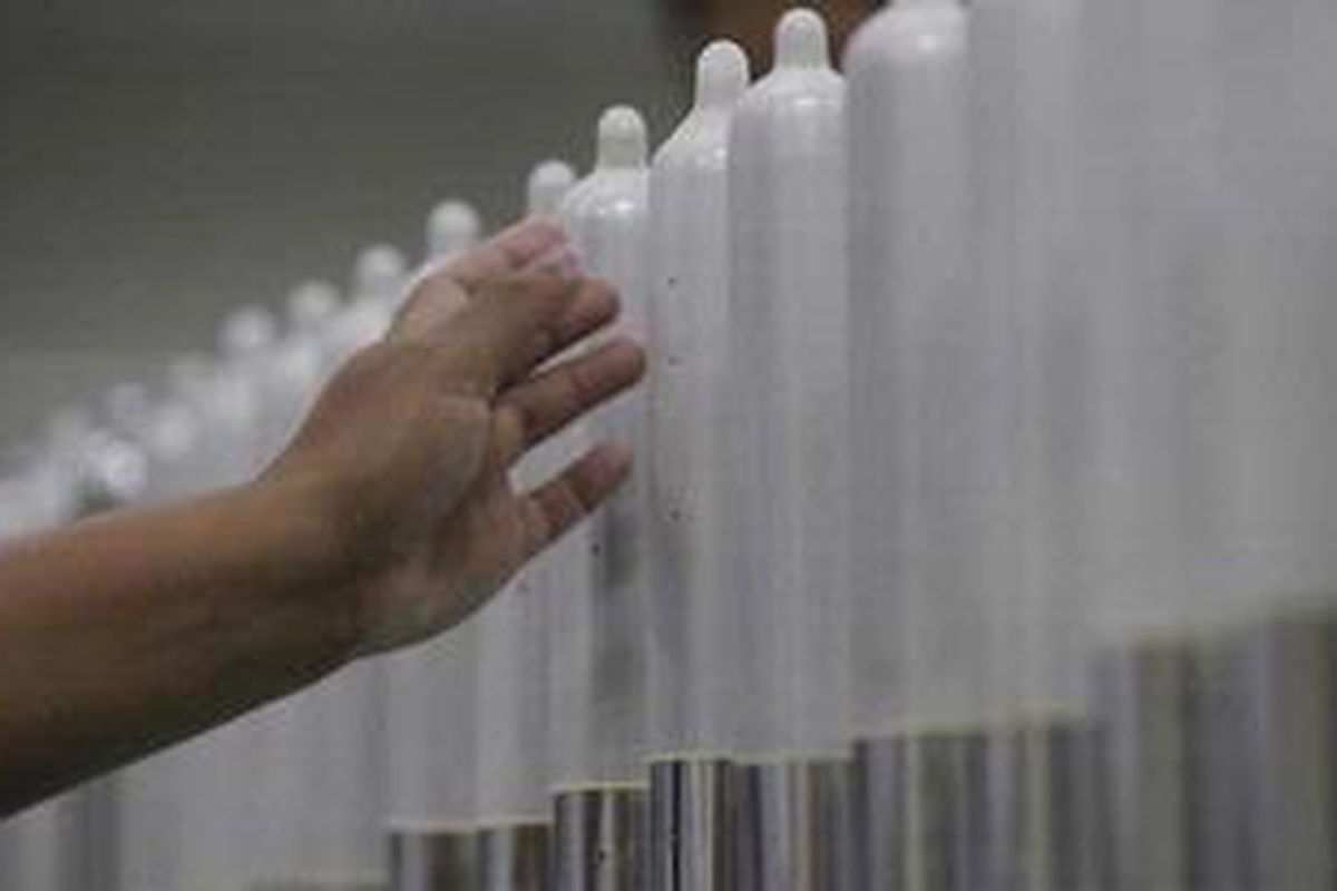 Pekerja meletakkan kondom untuk memeriksa kondisinya di bagian pin hole testing di pabrik kondom PT Mitra Rajawali Banjaran, Jalan Raya Banjaran, Bandung, Jawa Barat, Selasa (1/11/2011). Dalam setahun pabrik ini mampu memproduksi 900.000 gros alat kontrasepsi yang telah terbukti bisa mengurangi risiko infeksi menular seksual, termasuk HIV/AIDS. 