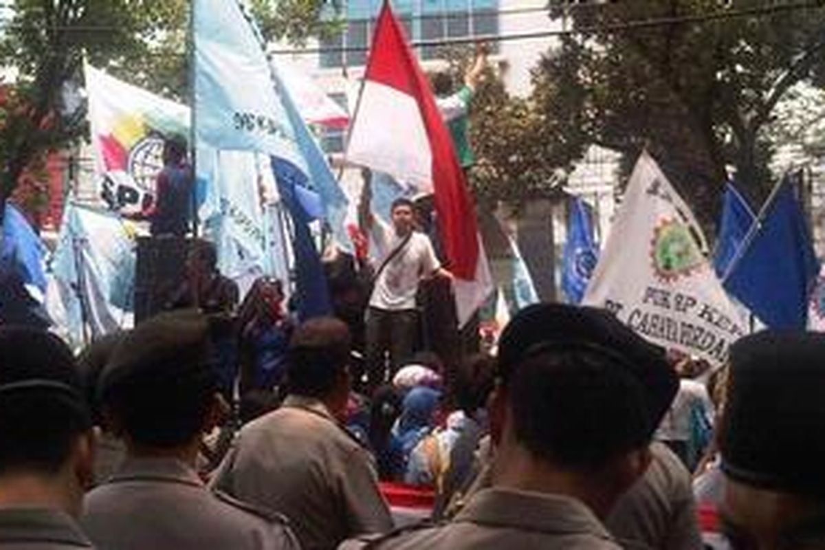 Ratusan buruh melakukan aksi demo di depan gedung DPRD Propinsi DKI Jakarta pada Rabu (3/10/2012). Mereka menuntut HOSTUM (Hapus Outsourcing dan Tolak Upah Murah.
