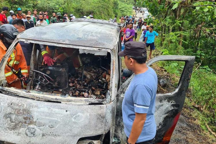 Satu unit mobil yang mengangkut puluhan tabung gas serta sejumlah barang kebutuhan lainnya,hangus terbakar di kabupaten Pacitan Jawa Timur, Selasa (21/12/2021).