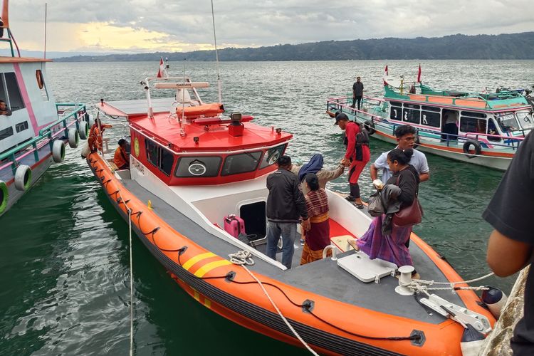 Orangtua Mahasiswa Unika Panggil Nama Anaknya yang Tenggelam di Danau Toba, Pencarian Masih Nihil