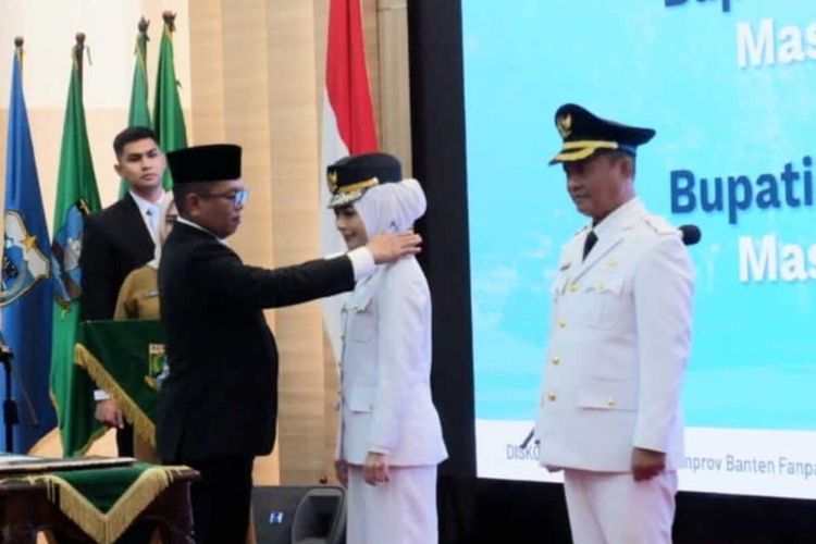 Ratu Zakiyah-Najib Hamas Dilantik, Gubernur Andra Soni Ingatkan Istri Mendes PDT Jangan Hanya Minta Dilayani