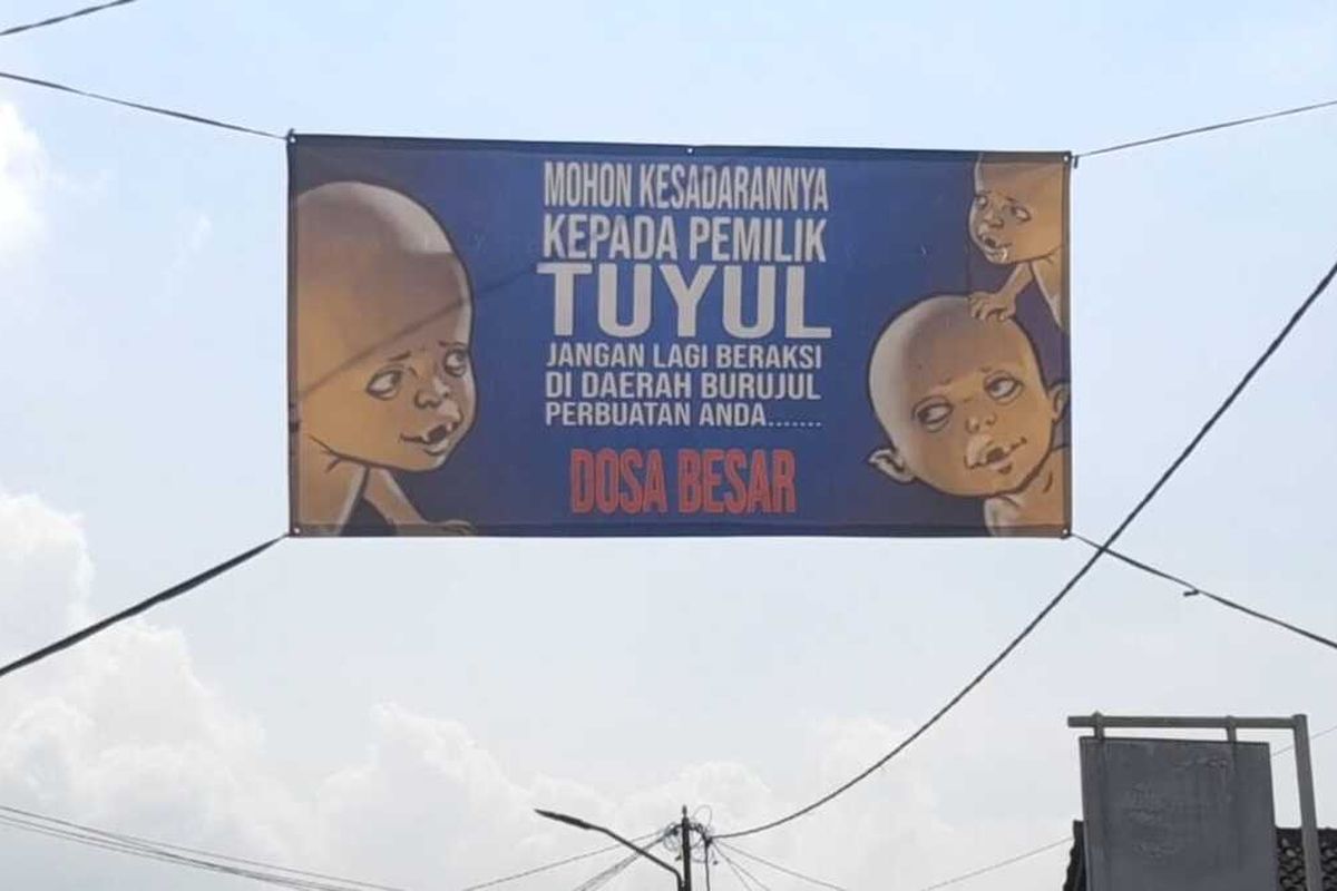 Foto-foto: Spanduk larangan Tuyul Beroperasi sempat terpasang karena warga menuding ada aksi pencurian uang oleh tuyul di Jalan Burujul 1 Kelurahan Nagarasari Kecamatan Cipedes Kota Tasikmalaya, Jawa Barat, Sabtu (3/6/2023).