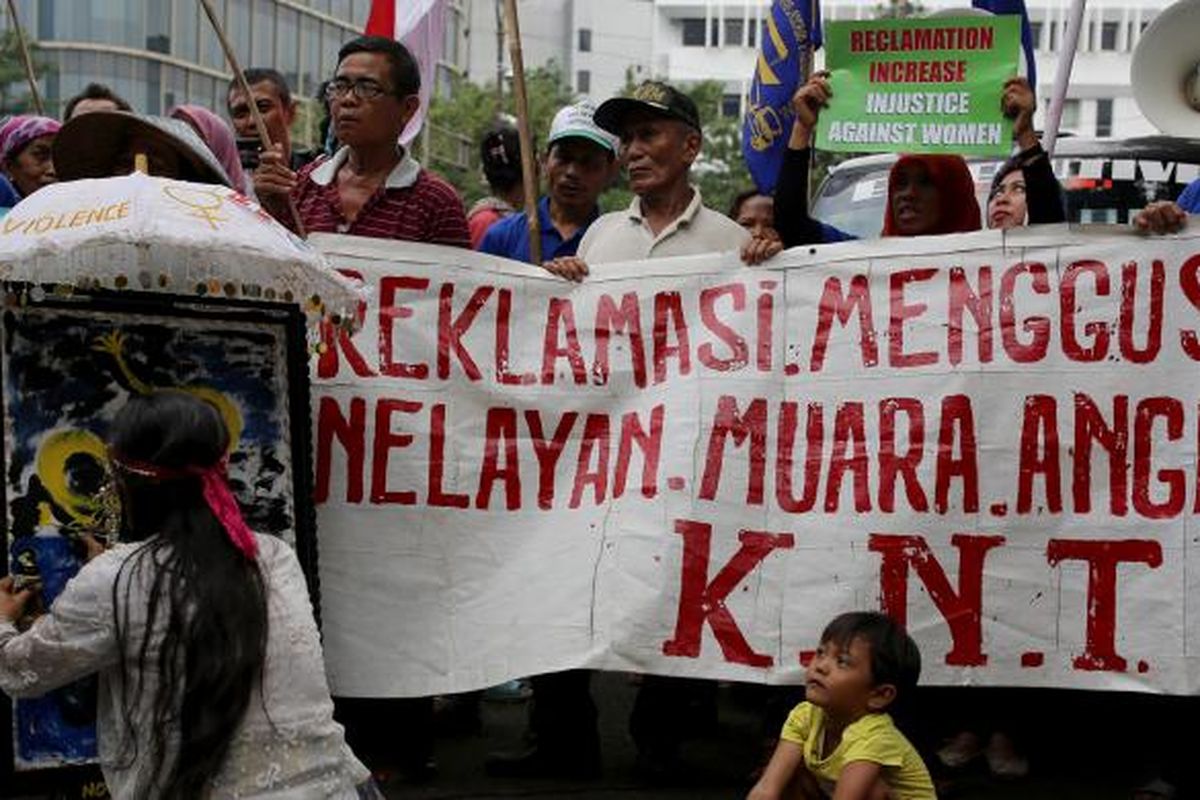 Puluhan Nelayan Muara Angke yang tergabung dalam Koalisi Selamatkan Teluk Jakarta (KSTJ) melakukan aksi unjuk rasa di depan Kedutaan Besar Belanda di Jakarta, Rabu (23/11/2016). Aksi nelayan tersebut menuntut kepada Pemerintah Belanda untuk menghentikan upaya mendorong misi investasi dalam pembangunan insfrastruktur di Teluk Jakarta yang akan menimbulkan kerusakan lingkungan.