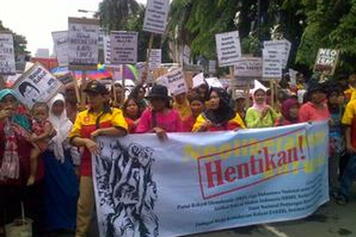 Himpunan massa yang tergabung dalam Serikat Rakyat Miskin Indonesia berunjuk rasa menuju Istana Negara, Jakarta, Kamis (28/1/2010).