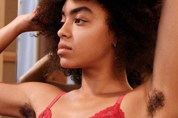 Salah satu model wanita berbulu ketiak tampil di iklan komersial label lingerie. 