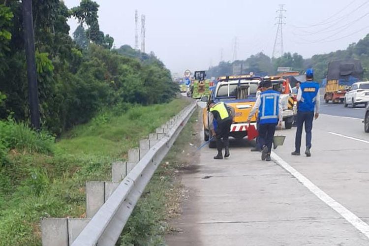 Telah terjadi peristiwa tumpahan muatan paku di KM 48+800 arah Cikampek Ruas Jalan Tol Jakarta-Cikampek pada Sabtu (27/8/2022).